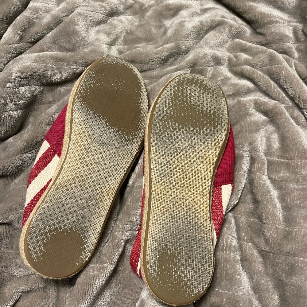 Toms - Picture 2 of 4